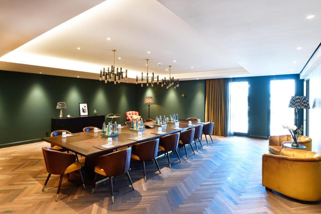Das James Flensburg Kültér fotó The Boardroom at The Ivy Collection